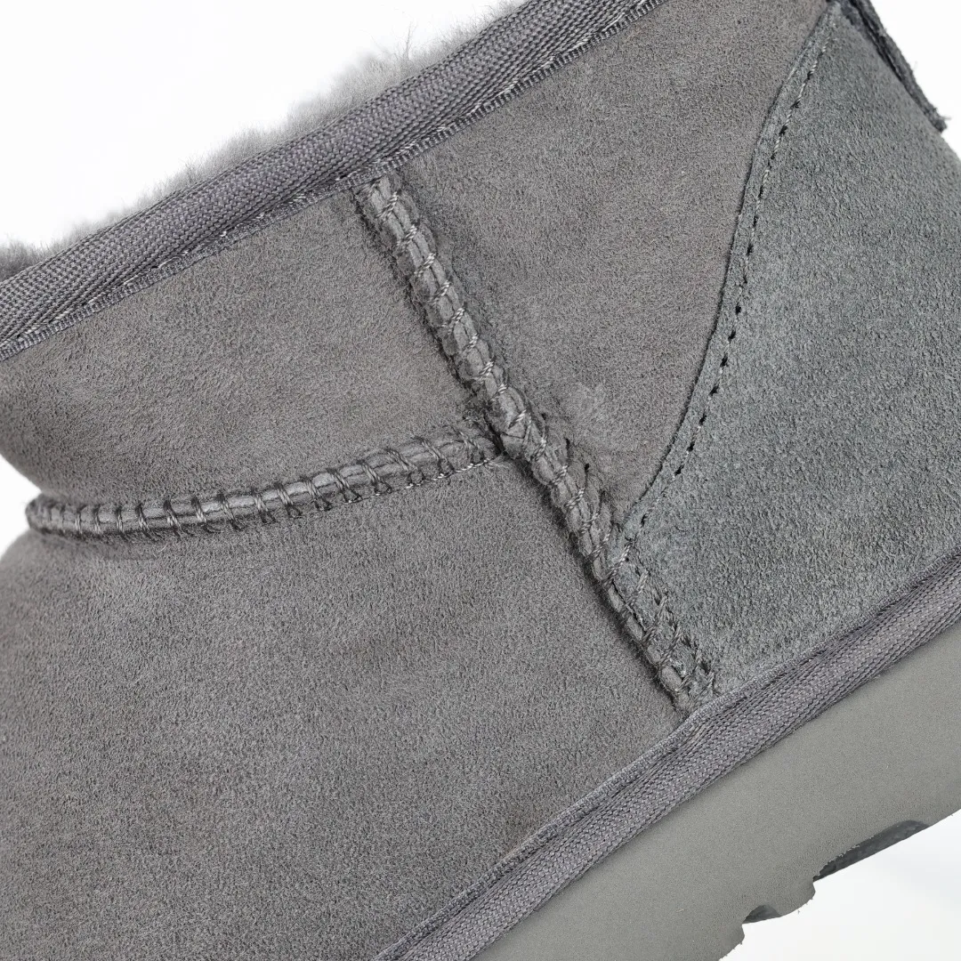 Pick up locally 💰480, core recommendation, good price UGG Classic MiNi basic low-top series, Xiaohongshu hot model, Henan Longfeng leather production, sheepskin integrated, top quality in the market, 2-3 cm cashmere insole, keeping warm in winter, suitable for home use. In the new year, uug launched a style series, which is partially biased towards the preferences of young consumers, and has also moved to the forefront of fashion trends. Shoe body material, water-repellent coated suede upper 17mm UGGPURE™ implanted wool insole Lightweight non-slip comfortable rubber outsole With brand LOGO Trademark Comes with full packaging Size: 35 36 37 38 39 40